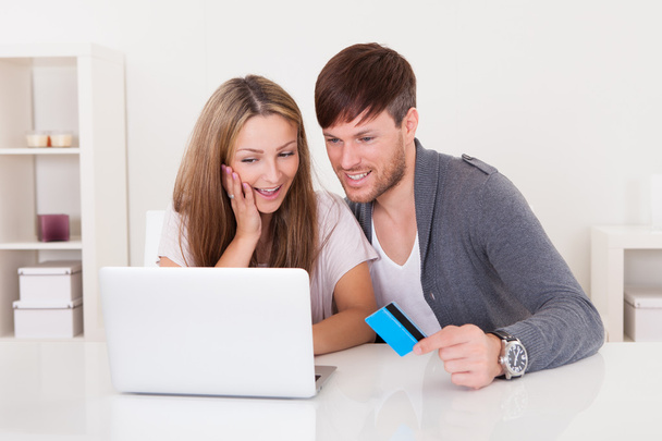 Couple shopping at online store - Foto, immagini