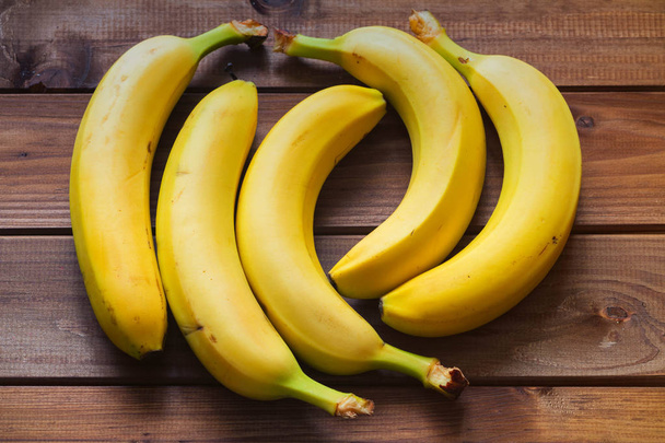 Banany w tabeli - Zdjęcie, obraz