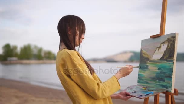 女性のインスピレーションと情熱を持って絵を描いている油. - 映像、動画