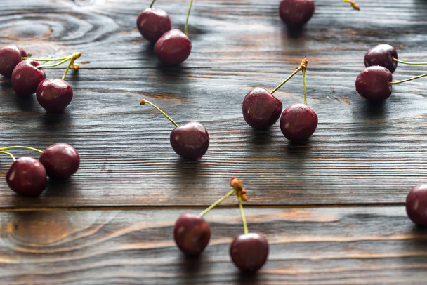 Fresh cherries on the wooden background - Foto, Imagem
