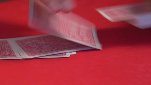 Croupier schuifelen van de kaarten op gokken tabel. - Video