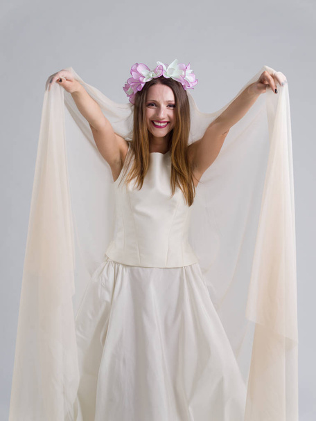 young bride in a wedding dress with a veil - Zdjęcie, obraz