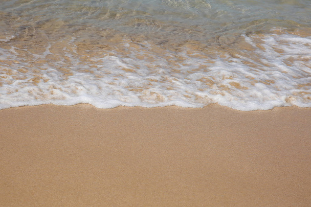Kék óceán lágy hulláma a homokos parton. Háttér. - Fotó, kép