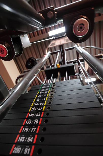 Gewichten in de sportschool machine - Foto, afbeelding