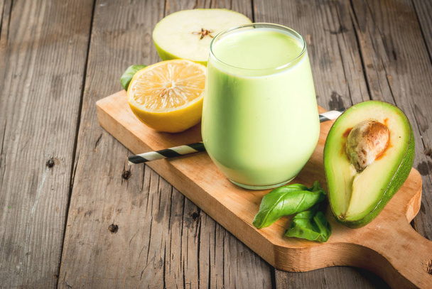 grüner Smoothie mit Avocado - Foto, Bild