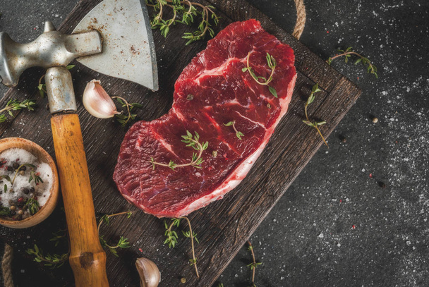 Carne bovina con ascia, timo e spezie
 - Foto, immagini