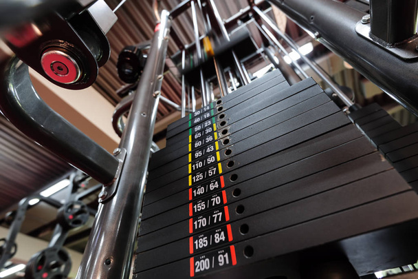 Gewichten in de sportschool machine - Foto, afbeelding