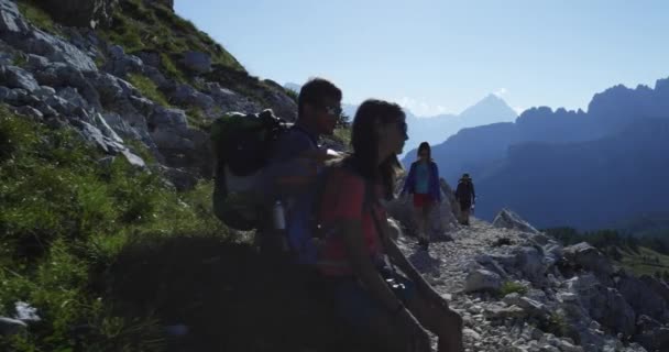 パスをトレイルのハイキングを歩く友人やリラックス - 映像、動画