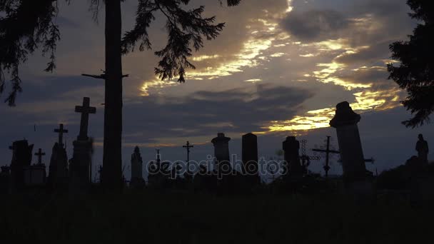 Alte Steinkreuze auf Friedhof - Filmmaterial, Video