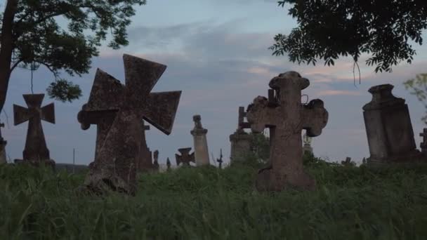 viejas cruces de piedra en el cementerio
 - Imágenes, Vídeo