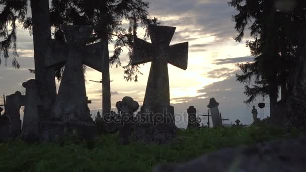 régi kő kereszt a temetőben - Felvétel, videó