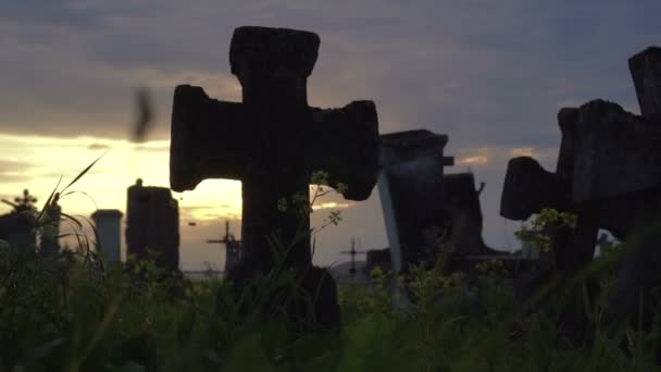 alte Steinkreuze auf dem Friedhof - Filmmaterial, Video