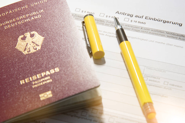 Vatandaşlık ve kalem için dilekçe ile Alman pasaportu - Fotoğraf, Görsel