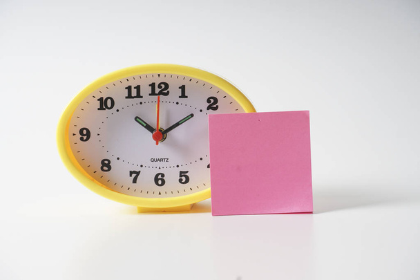 Horloge de table jaune avec gestion du temps texte conceptuel sur la note
. - Photo, image