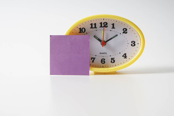 Horloge de table jaune avec gestion du temps texte conceptuel sur la note
. - Photo, image