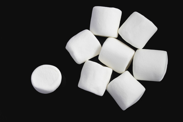 marshmallows op zwarte achtergrond - Foto, afbeelding