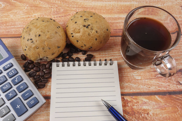 Ranní snídani koncept s kávou, buchta, post upozorňuje na dřevěné pozadí. - Fotografie, Obrázek