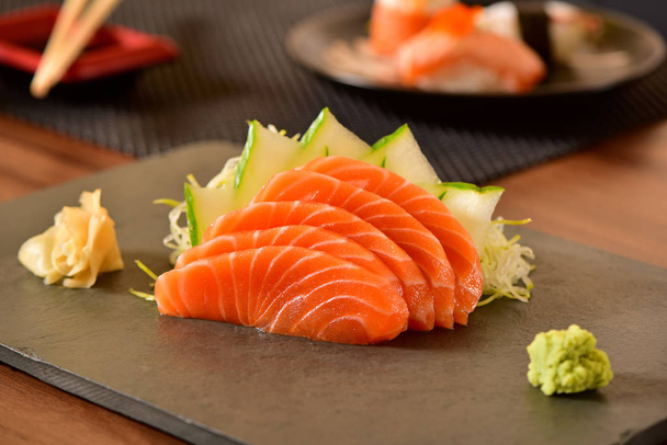 Fette di sashimi di salmone
 - Foto, immagini