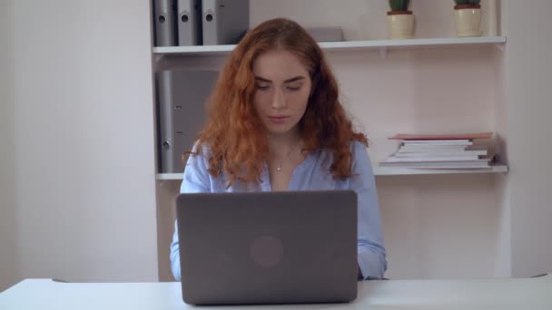 Νεαρή γυναίκα με σγουρά μαλλιά που εργάζονται στον υπολογιστή. - Πλάνα, βίντεο