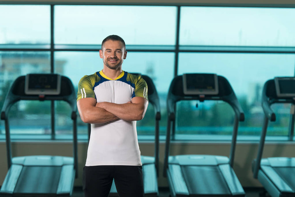 Muscular Man In Sports Outfit In Fitness Center - Foto, Imagem