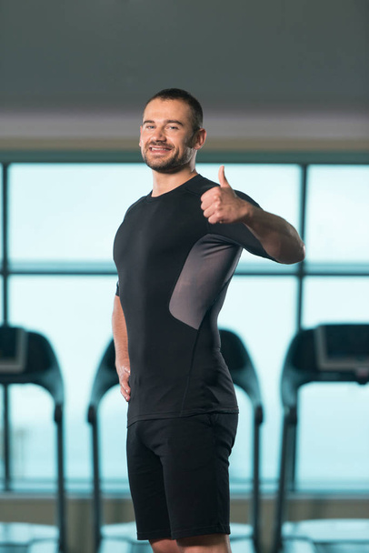 Personal Trainer Showing Thumbs Up Sign - Foto, immagini