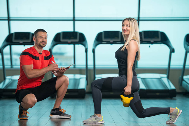 Gym Coach Helping Woman With Kettle Bell - Foto, Imagem