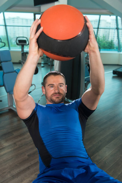 Exercise For Abs With Ball On Adjustable Bench - Foto, afbeelding