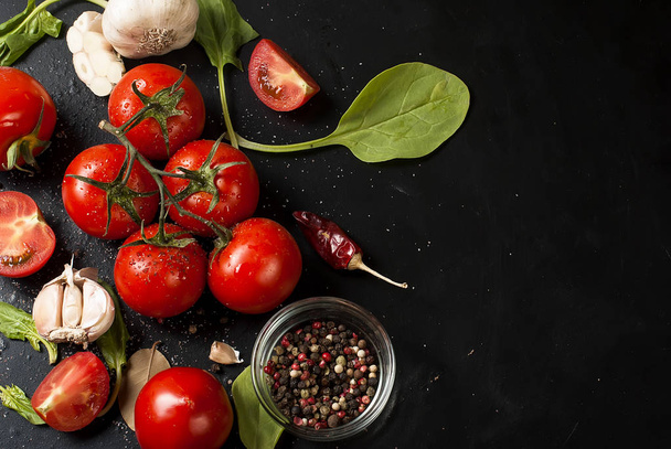 kiraz domates bir şube, ıspanak yaprakları ve baharat - Fotoğraf, Görsel