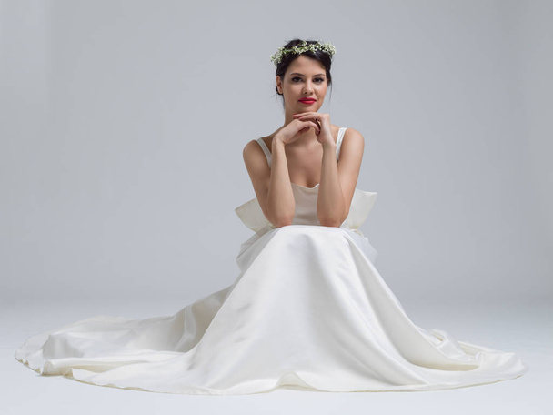 young bride sitting in a wedding dress - Фото, зображення