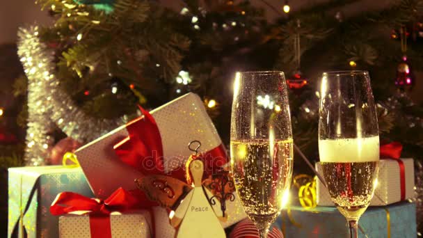 Las copas con champán - Año Nuevo y la decoración de Navidad - 4 k
 - Metraje, vídeo