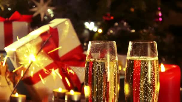 グラス シャンパン - 線香花火 - 4 k の書き込みとクリスマスの飾りで - 映像、動画