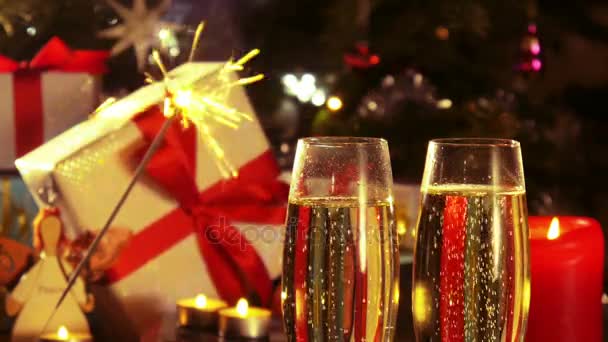 Glasses with champagne - Christmas decoration with burning sparkler - 4 k - Footage, Video