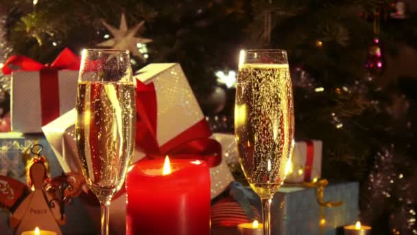 Glazen met champagne - Nieuwjaar en Kerstdecoratie - 4 k - Video