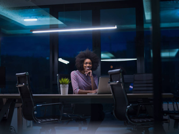 black businesswoman using a laptop in startup office - 写真・画像