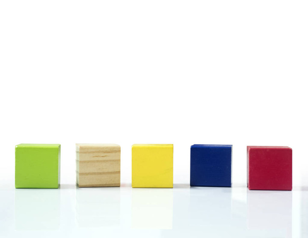blocchi di giocattoli, cubo di gioco in legno multicolore, scatole vuote isolato wh
 - Foto, immagini