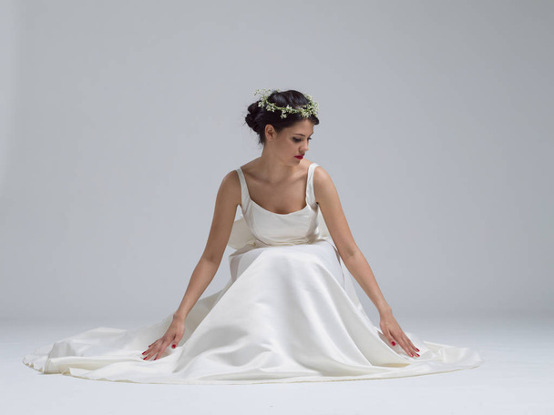 young bride sitting in a wedding dress - Фото, изображение