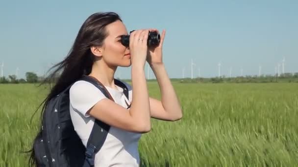 Mujer joven mirando a través de prismáticos
 - Imágenes, Vídeo