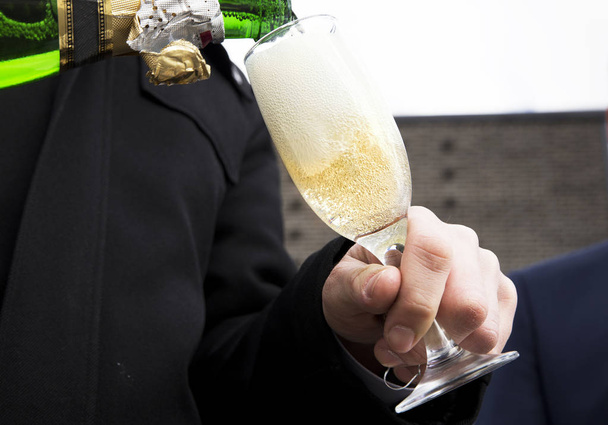 champagne in glas gieten - Foto, afbeelding