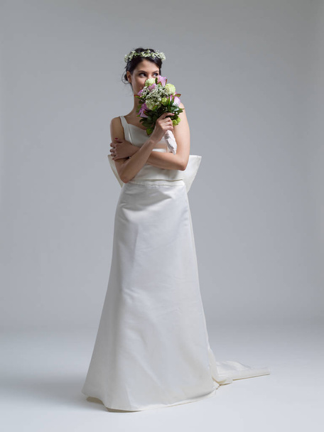young bride with a bouquet   - Zdjęcie, obraz