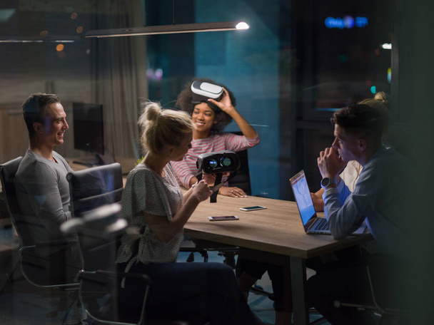 Багатоетнічна команда бізнесу з використанням гарнітури віртуальної реальності
 - Фото, зображення