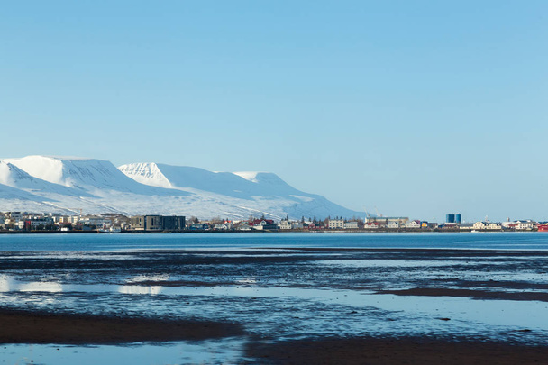 Islândia cidade pequena com montanha durante a temporada de inverno
 - Foto, Imagem