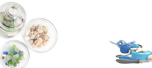Calhaus e conchas marinhas em recipientes de vidro
 - Foto, Imagem