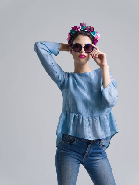 woman posing in fashionable clothes and sunglasses - Foto, Imagen