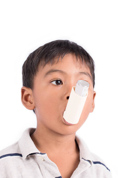 asiatische kleine Junge mit einem Asthma-Inhalator - Foto, Bild