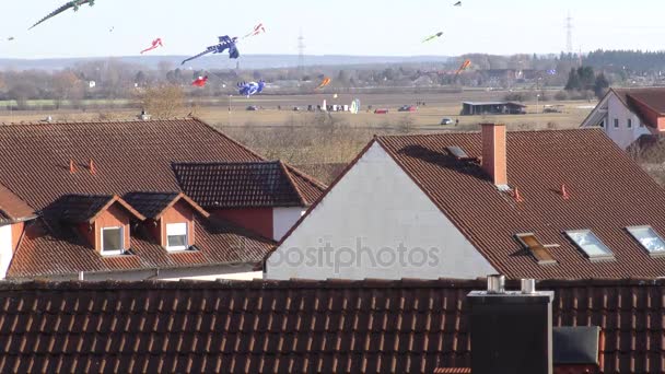 pipas voam sobre os telhados das casas
 - Filmagem, Vídeo