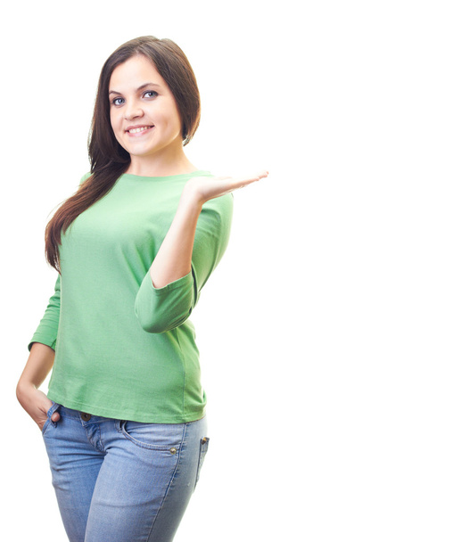 attraktive lächelnde junge Frau in grünem Hemd, die in ihrem l - Foto, Bild