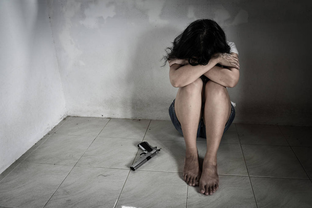 Le donne tristezza con una pistola fanno deciso al suicidio
 - Foto, immagini