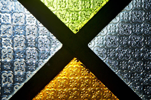 colorated ガラスやモロッコのアフリカの窓と光の太陽 - 写真・画像