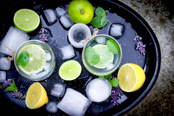Boisson saine, eau minérale au citron et glace
 - Photo, image