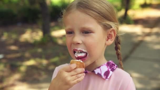 Linda chica comiendo helado
 - Imágenes, Vídeo